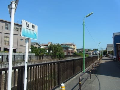 仙川を渡る列車。 仙川を渡る列車。