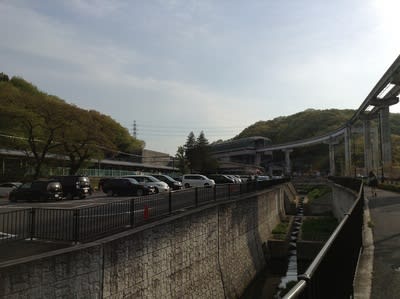 右は多摩モノレール。